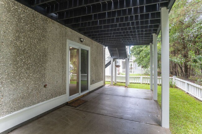 Building Photo - Home on Ladies Island