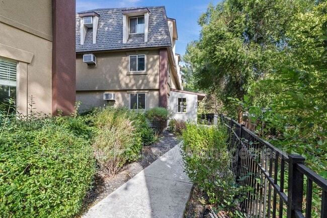 Building Photo - 2110 Brittany Ln