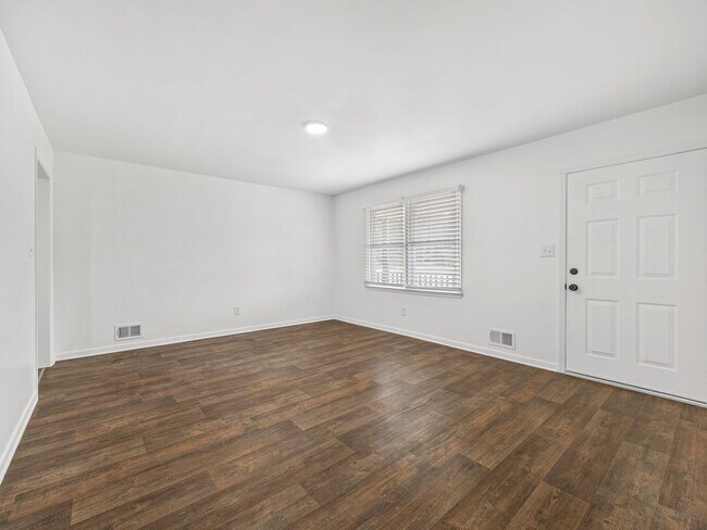 Building Photo - Renovated 2 bed 2 bath- $500 OFF first month rent!!!
