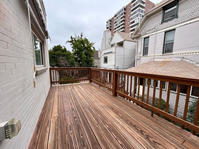 Building Photo - $0 DEPOSIT OPTION! BEAUTIFUL 1 BEDROOM CARRIAGE HOUSE IN THE HEART OF DENVER