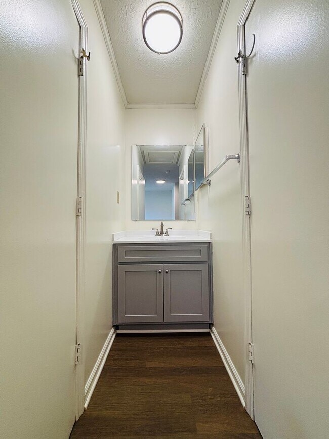 Building Photo - 4 Bedroom 2.5 Bath Townhouse