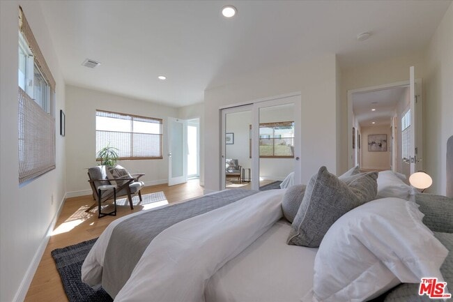 Building Photo - 211 Bellino Dr