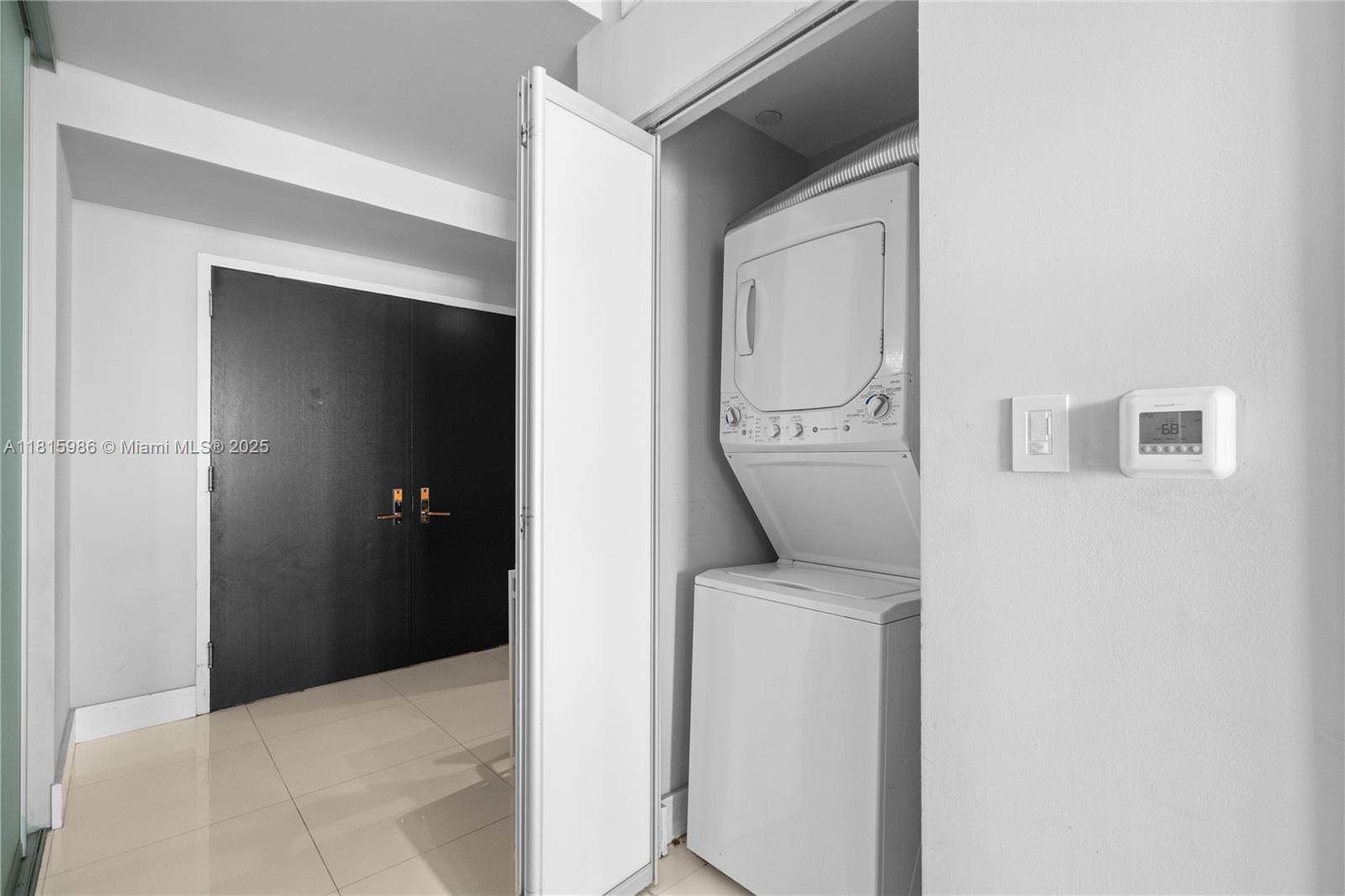 Building Photo - 900 Biscayne Blvd