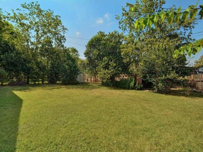 Building Photo - 201 W Odell St