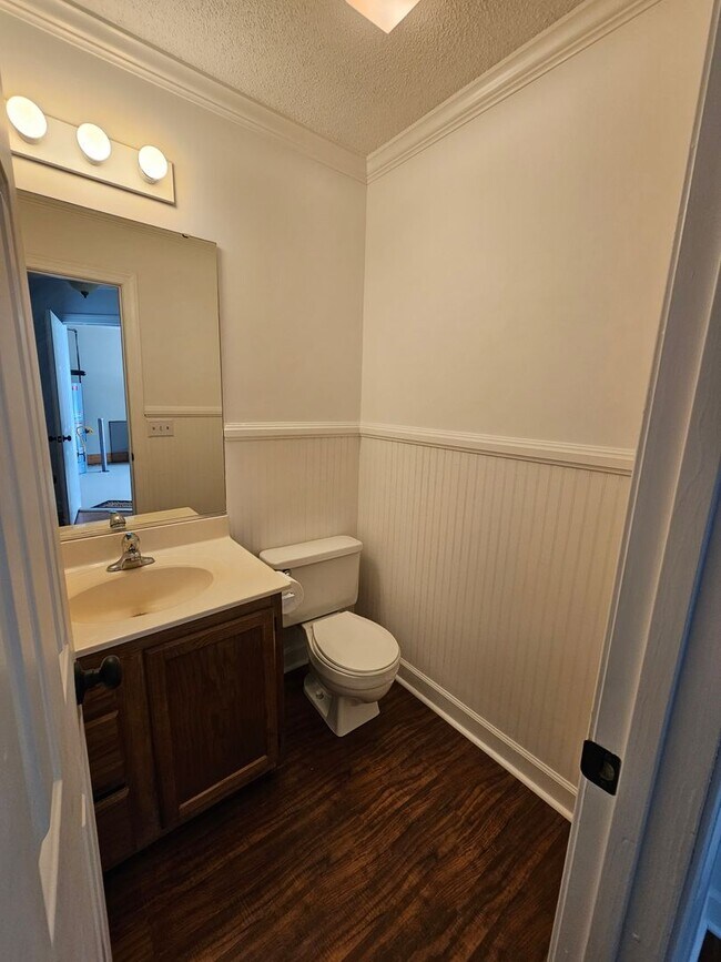 Building Photo - Townhome in Greensboro!