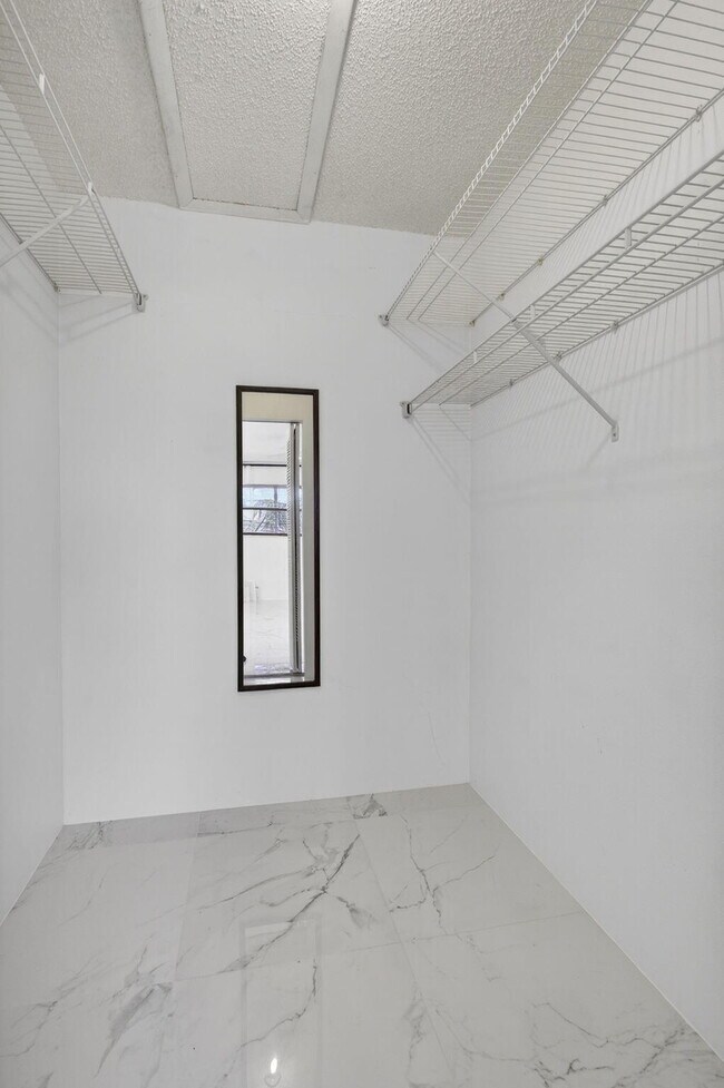 Building Photo - 105 Lake Irene Dr