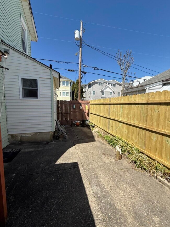 Building Photo - 135 N Avolyn Ave