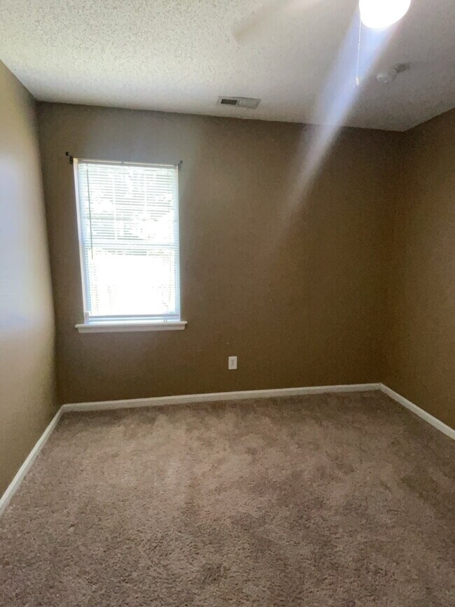 Building Photo - Charming 3 Bedroom 2 Bath Home 628 S. Hampton Dr.