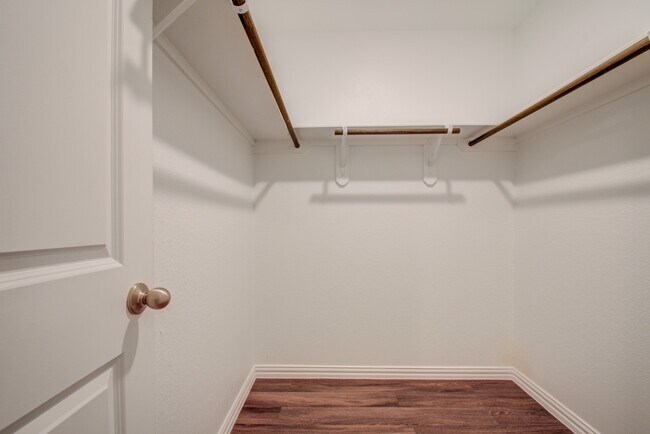 Building Photo - 6202 N Wayside Dr