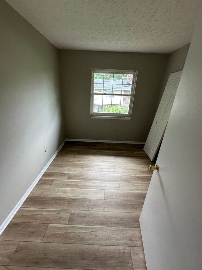 Building Photo - Updated 3 Bed 1.5 Bath Townhome with basem...