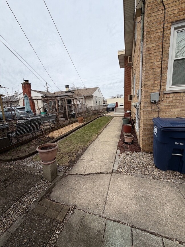 Building Photo - 1995 Howard Ave