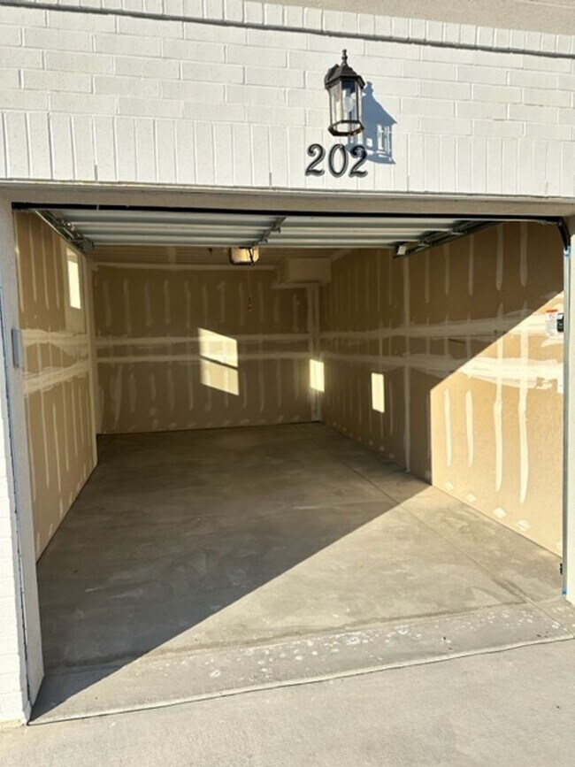 Building Photo - Gorgeous Condo!