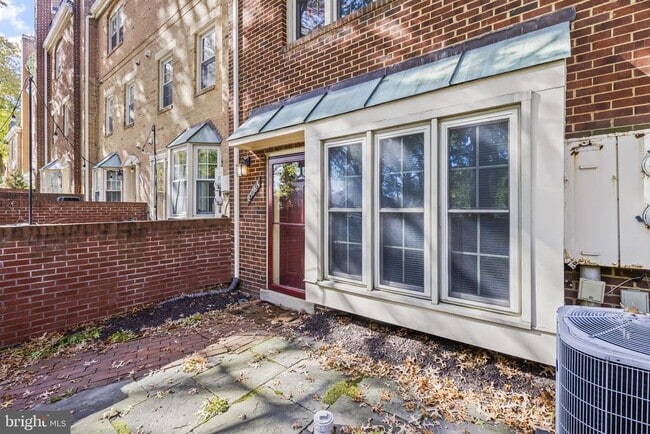 Building Photo - 2506 Fairfax Dr
