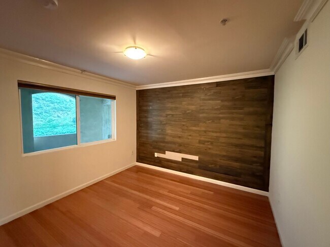 Building Photo - Beautiful Spacious 2 Bedroom/2 Bath Condo