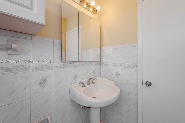 Building Photo - 623 W 63rd Dr