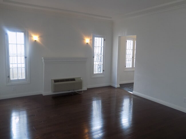 Building Photo - 109 N Clark Dr