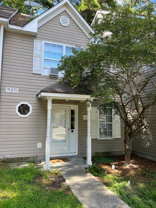 Building Photo - LARGE 3 BEDROOM TOWNHOME