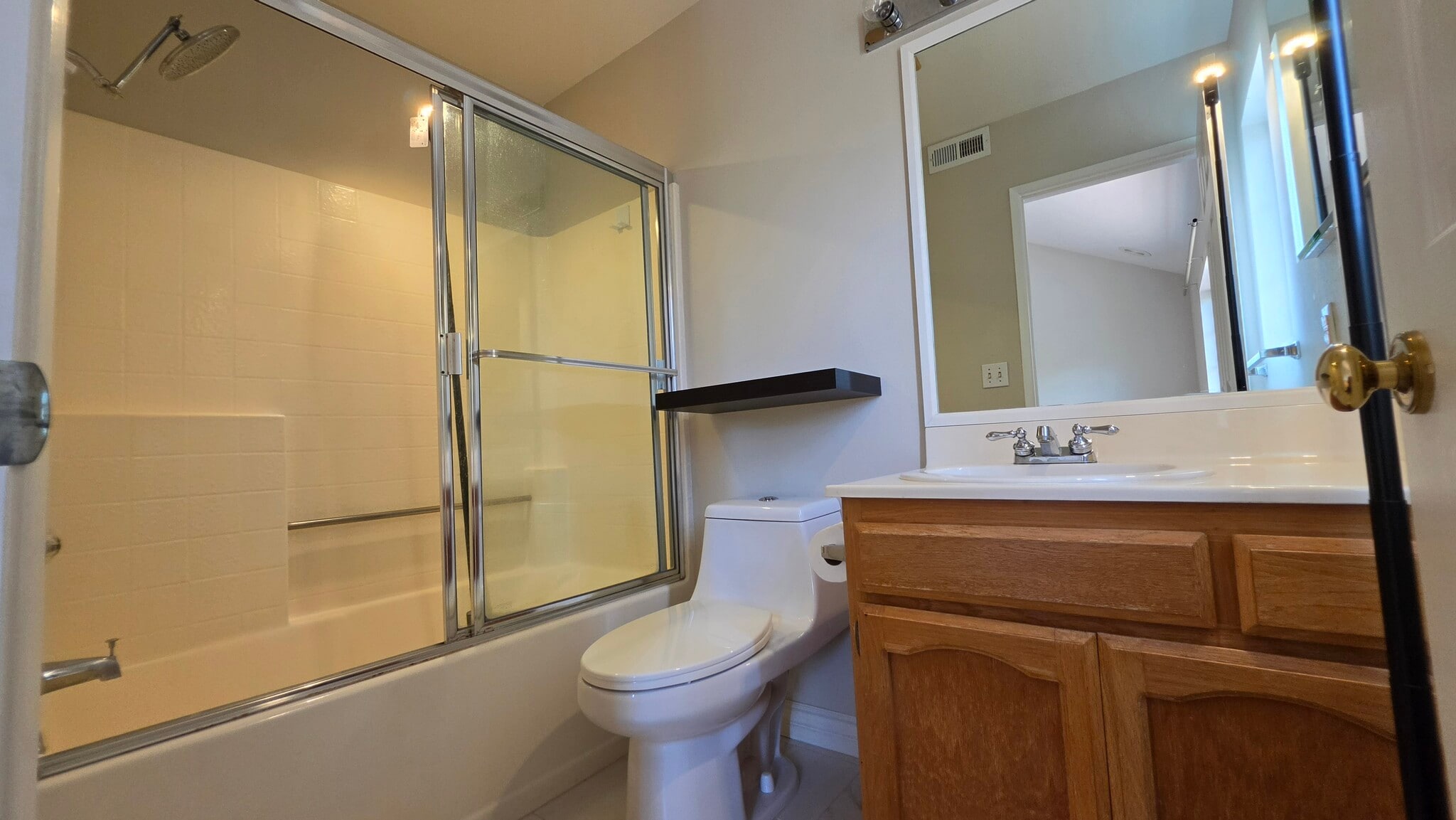 Secondary ensuite bathroom - 644 Warwick Ave