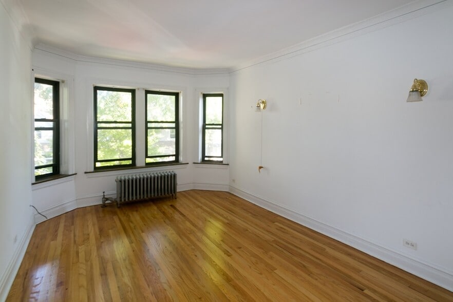 Building Photo - 1913 W Larchmont Ave