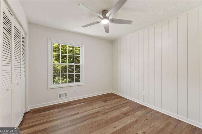 Building Photo - 472 Barnsdale Dr