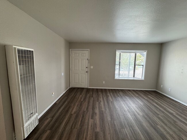 Building Photo - 606 8th St