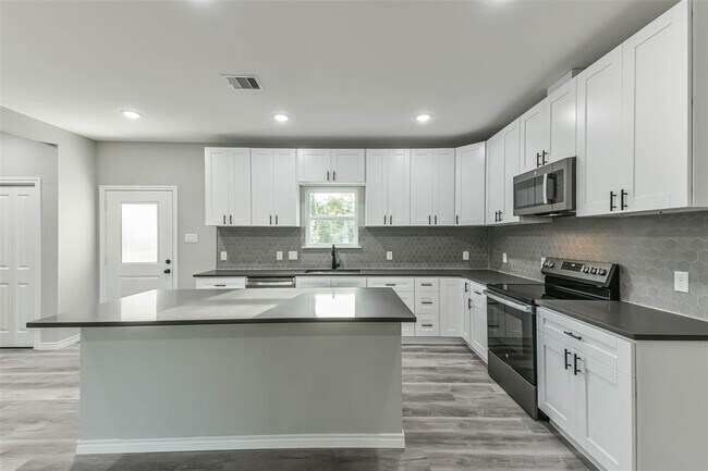 Building Photo - 106 County Rd 3704