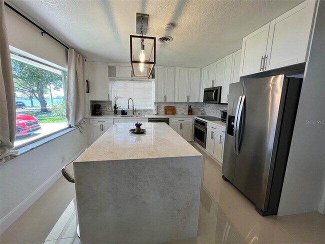 Building Photo - 606 Channel Dr