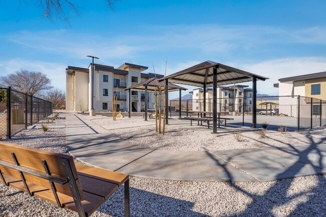 Building Photo - 983 W State St