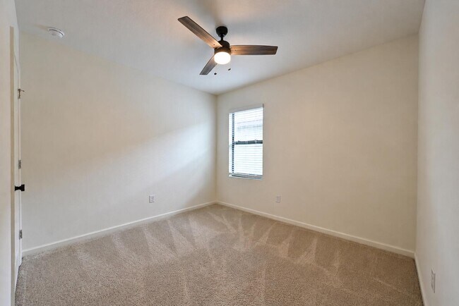 Building Photo - 927 Remington Green Dr SE