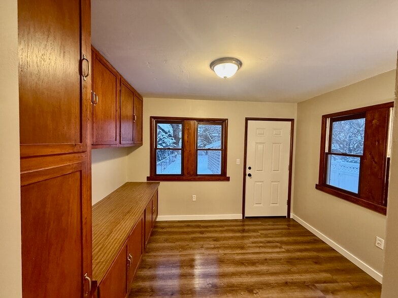 Building Photo - 1026 W 7th St