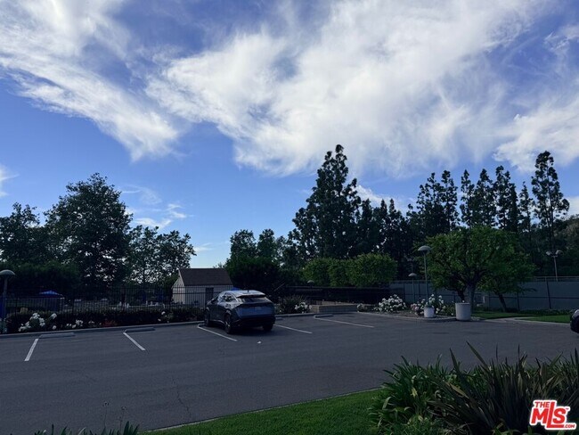 Building Photo - 12 Moss Glen