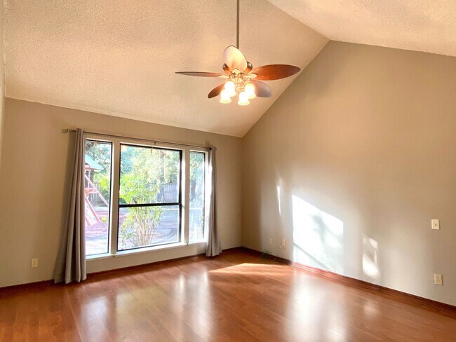 Building Photo - $2,450 Audubon & Friant 3 bed, N Bond, Fresno