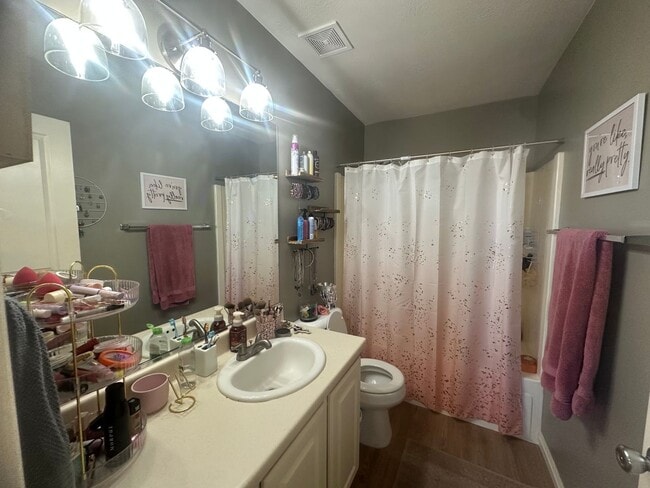 Building Photo - Great location 3 bed, 2.5 bath, 1 car gara...