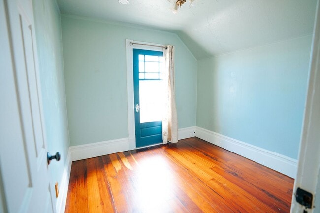 Building Photo - Charming 3-Bedroom Victorian Home in the H...