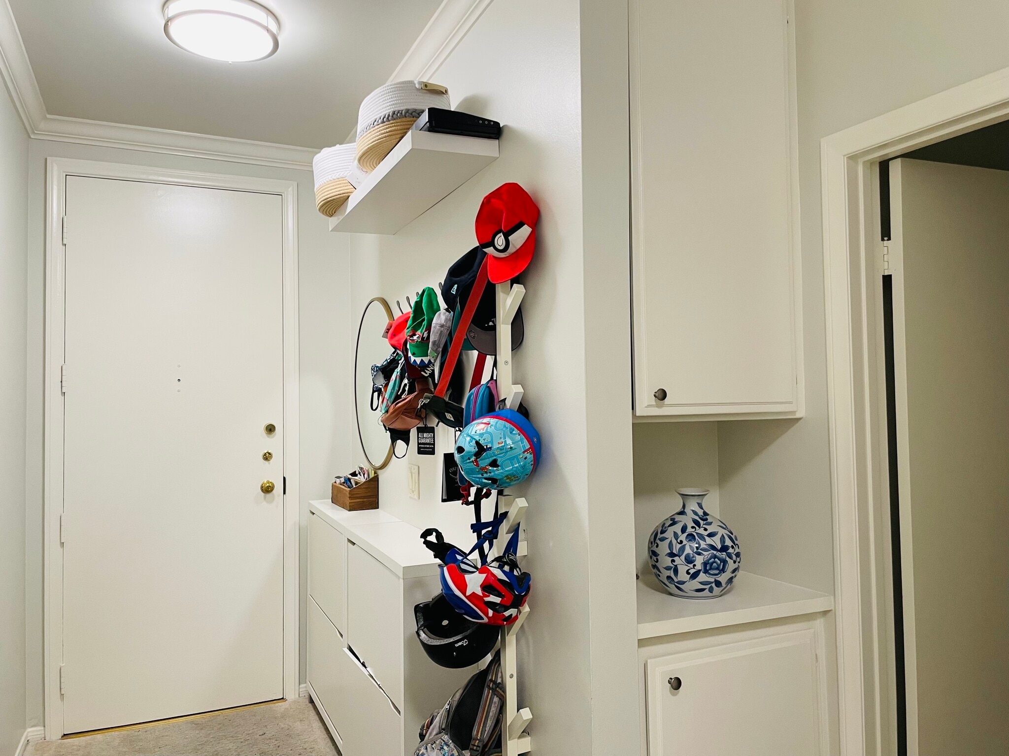 Entrance & Linen Closet - 1375 Kelton Ave