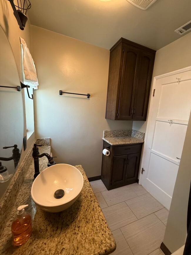 Building Photo - Charming 2-Bedroom Front House in Prime Lakewood Location