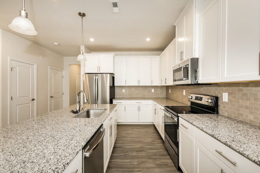 Building Photo - 307 Pond Place Ln