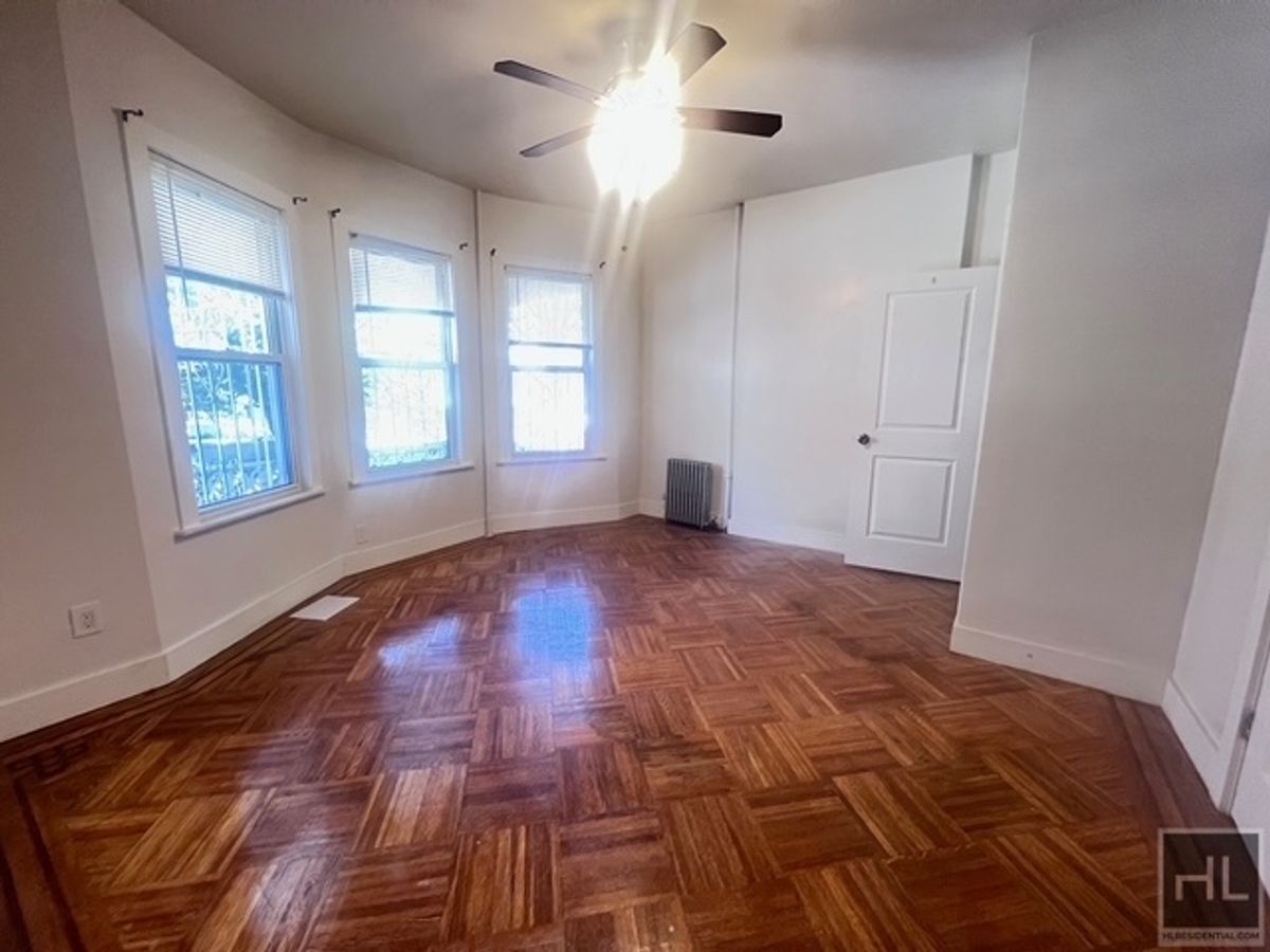 Building Photo - NATURALLY BRIGHT  AND LARGE  3 BEDROOMS  3...