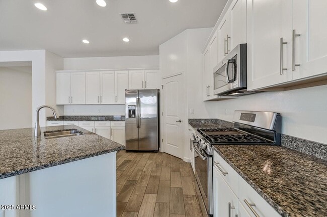 Building Photo - 19250 E Carriage Way