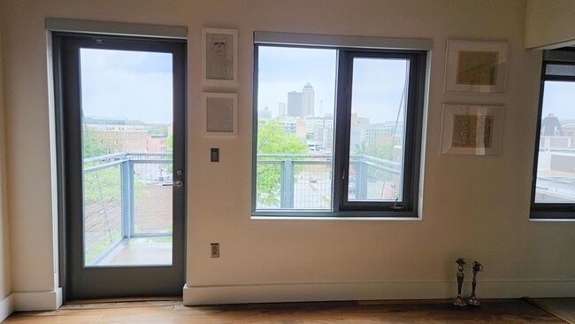 Building Photo - Incredible Top-Floor 1BR with Skyline View...