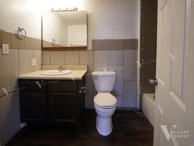 Building Photo - Spacious 3 Bedroom, 2 Bathroom Rental Home...