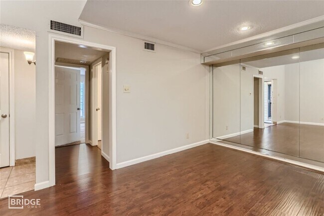 Building Photo - 16301 Ledgemont Ln