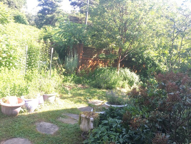 Building Photo - Wonderful Kenilworth location! Lovely land...