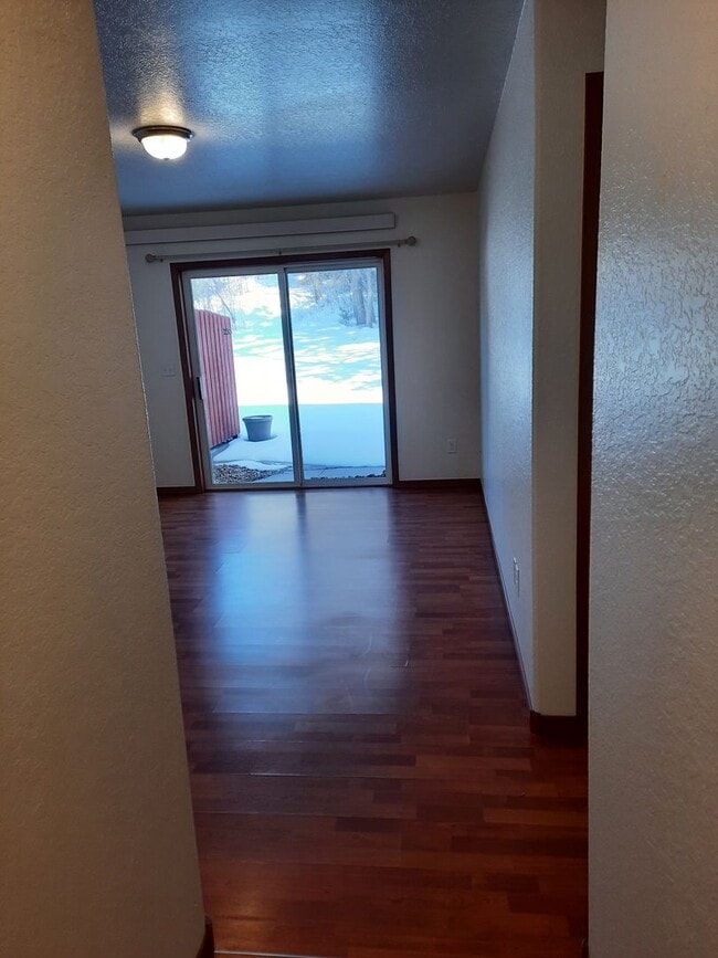 Building Photo - 2 BED | 2 BATH | TOWNHOME | SINGLE GARAGE ...
