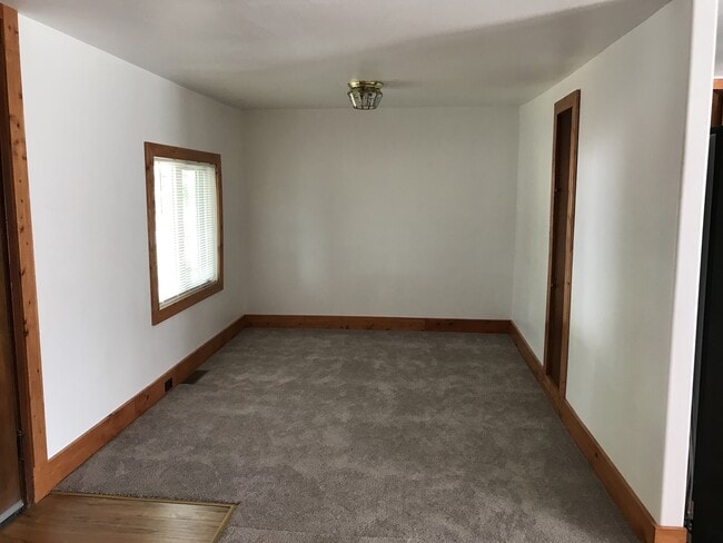 Building Photo - Log Home for Rent in North Pole!