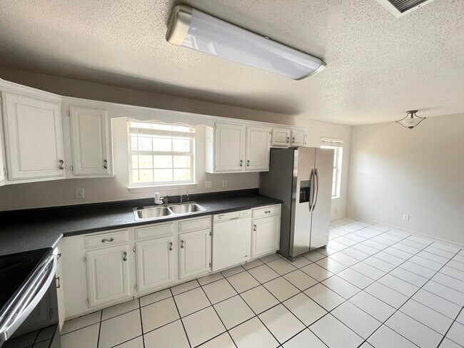 Building Photo - 2212 Peachwood Ct