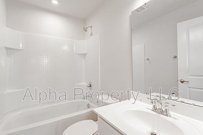 Building Photo - 520 Huntingdale Pl