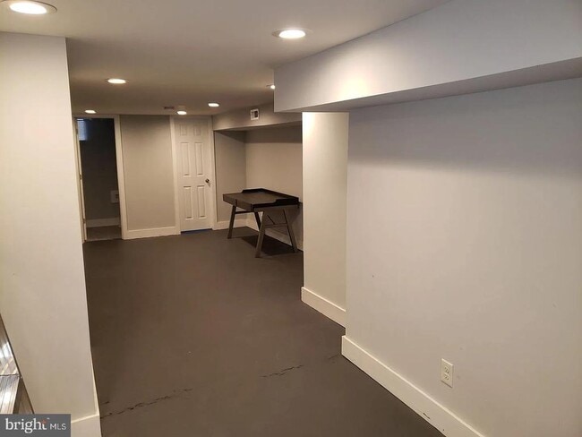 Building Photo - 2121 Oakford St