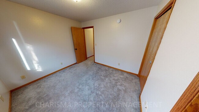 Building Photo - 3 BEDROOM, 2 BATH WALK IN TOWNHOME, ATTACH...