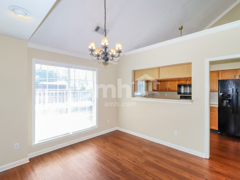 Building Photo - 9997 Woodland Grove Dr